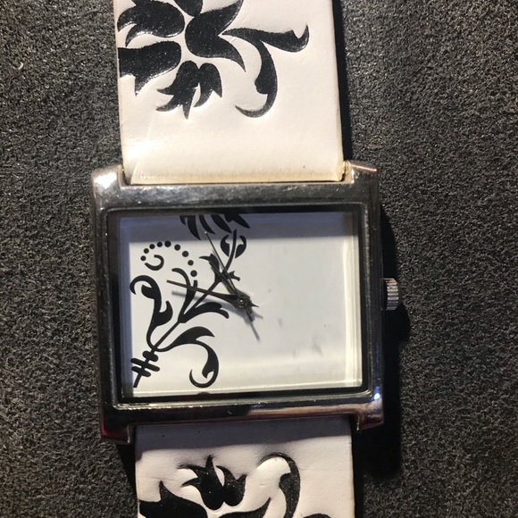 Watch - Picture 2 of 4